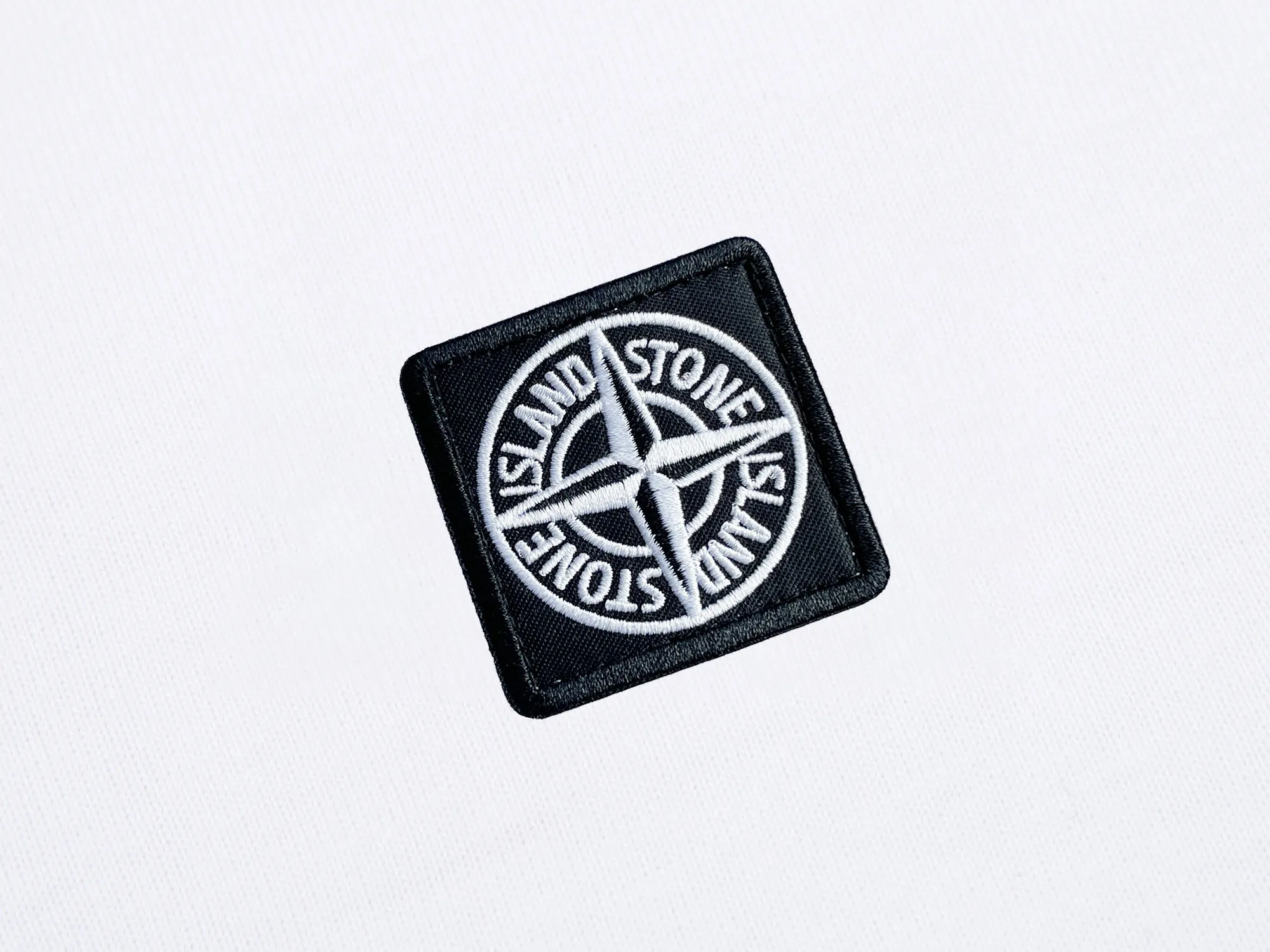 P150 STONE ISLAND Stone Island solid color logo, available at the counter, original order, fashionable and casual round neck short-sleeved T-shirt, the upper body is very unique! Eye-catching and bright, imported original fabric, 🪡 craft letter pattern decorated logo, simple yet fashionable, classic atmosphere, comfortable and breathable, handsome and stylish upper body, 2️⃣ recommended colors, size: S-2XL